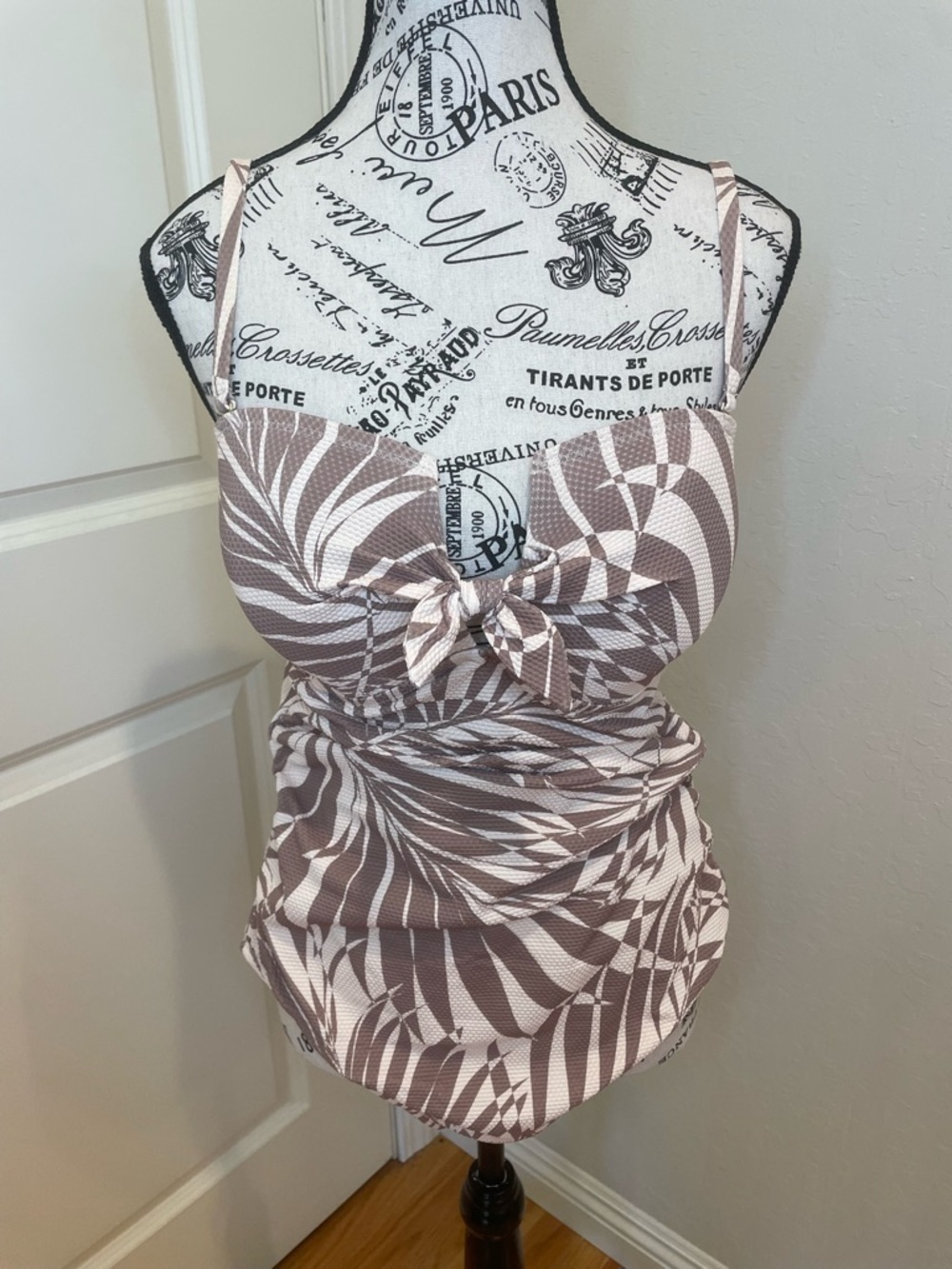 Kona Sol Size Large One Piece Swimsuit in Cream and Khaki Tropical Leaf Design